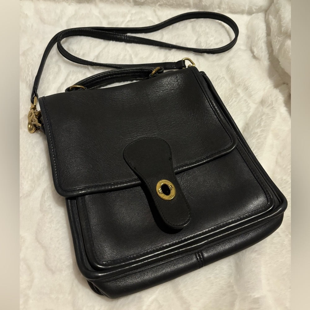 CLASSIC COACH BLACK LEATHER STATION BAG